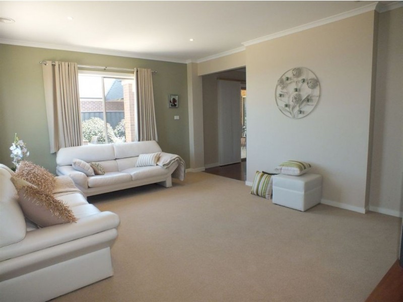 7 Victoria Place, Pakenham VIC 3810