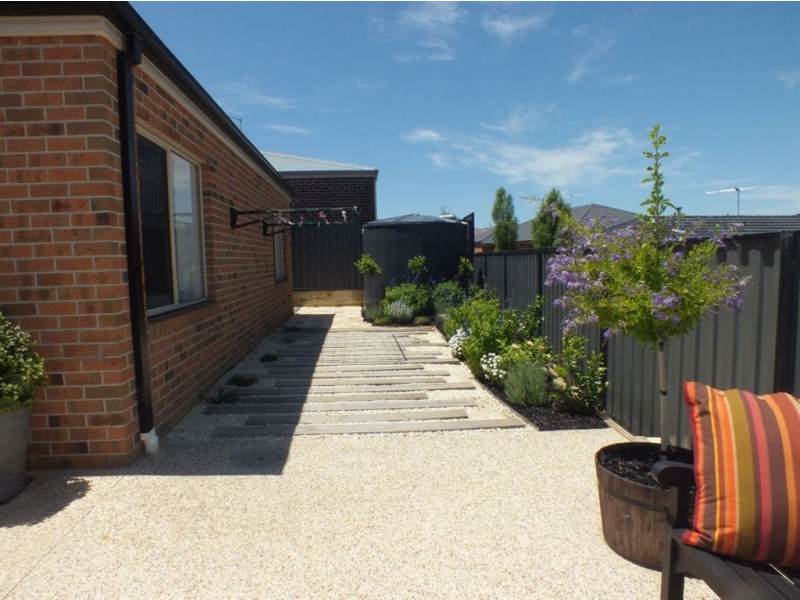 7 Victoria Place, Pakenham VIC 3810