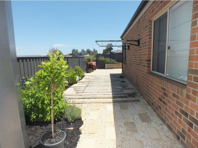 7 Victoria Place, Pakenham VIC 3810
