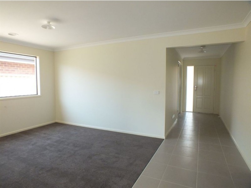 34 Warbler Street, Pakenham VIC 3810