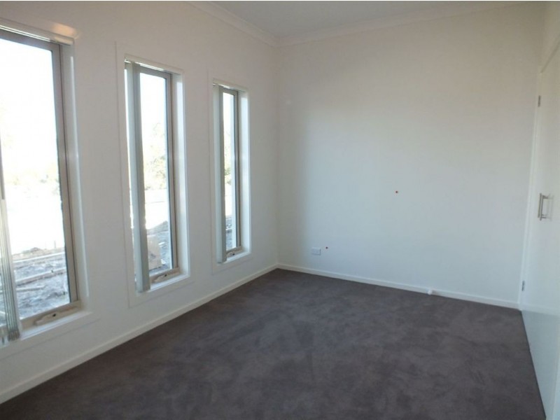 13 McClenaghan Place, Pakenham VIC 3810