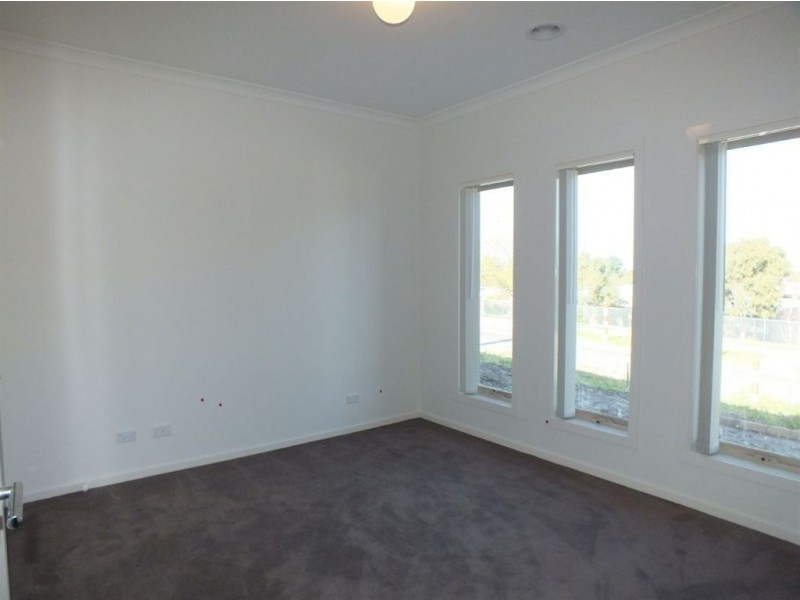 13 McClenaghan Place, Pakenham VIC 3810