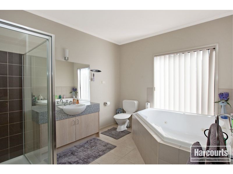 20 Fallingwater Drive, Pakenham VIC 3810