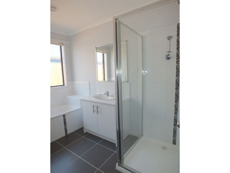 77 Henry Road, Pakenham VIC 3810