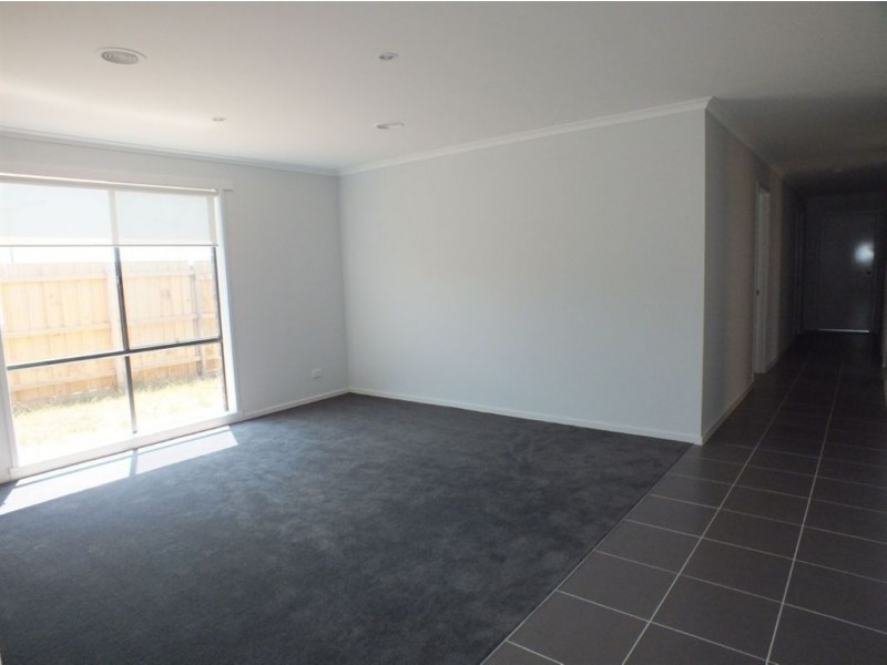 77 Henry Road, Pakenham VIC 3810