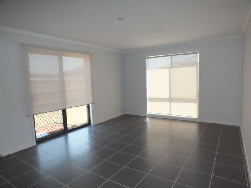 77 Henry Road, Pakenham VIC 3810