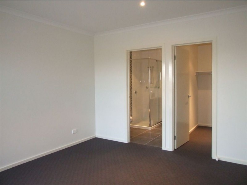 39 Everly Cct, Pakenham VIC 3810