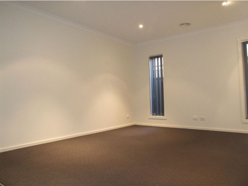 39 Everly Cct, Pakenham VIC 3810