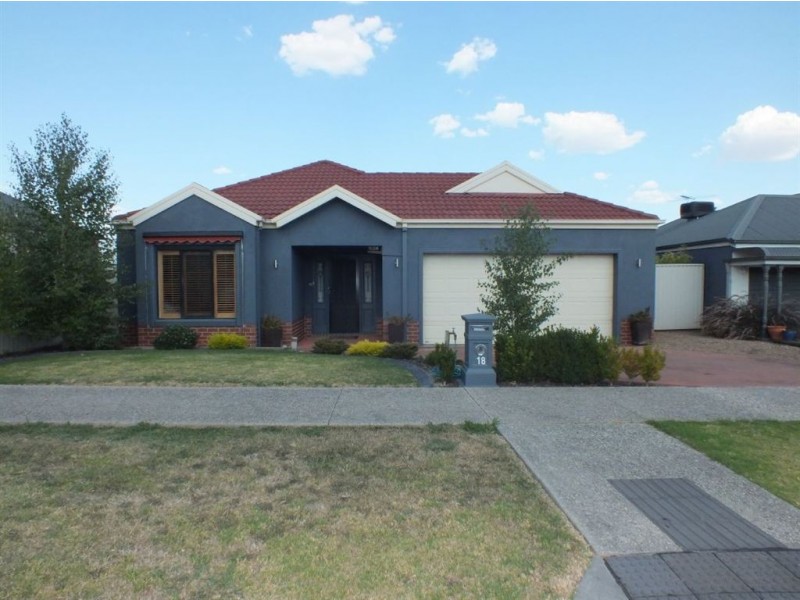 18 St Leonard Way, Pakenham VIC 3810