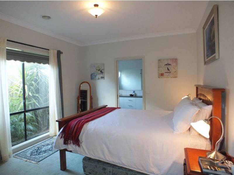 18 St Leonard Way, Pakenham VIC 3810