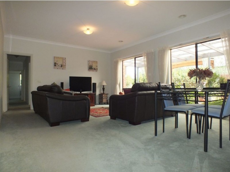 18 St Leonard Way, Pakenham VIC 3810