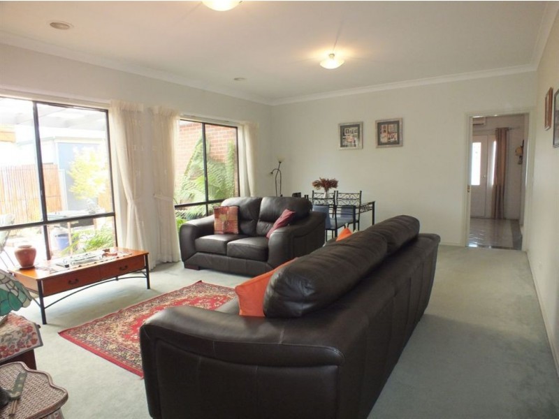 18 St Leonard Way, Pakenham VIC 3810