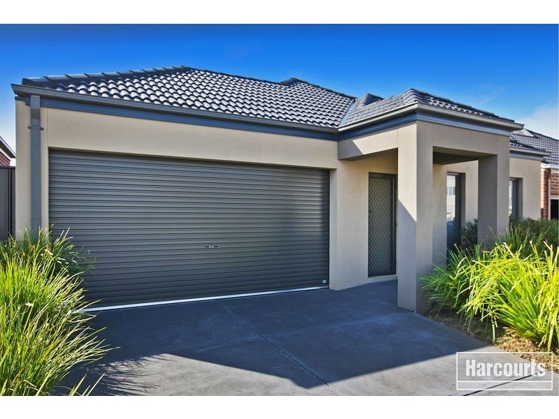 33 Edgeware Close, Pakenham VIC 3810