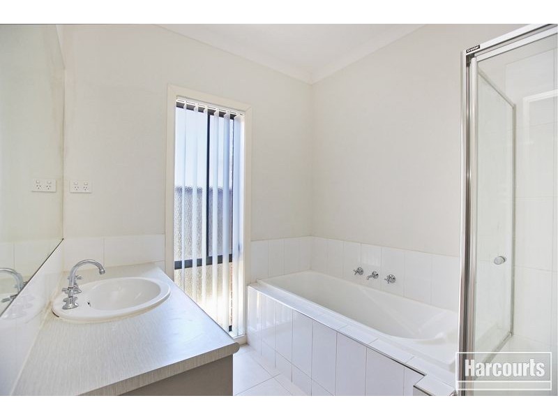 33 Edgeware Close, Pakenham VIC 3810