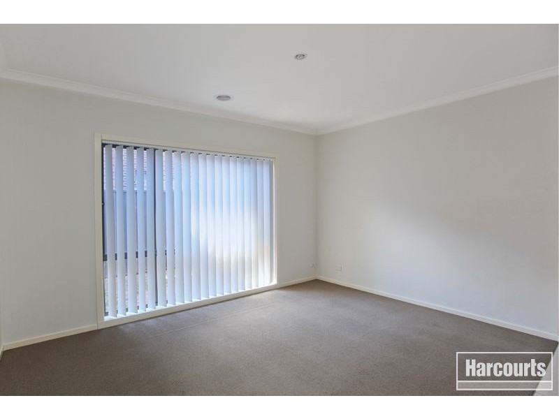 33 Edgeware Close, Pakenham VIC 3810