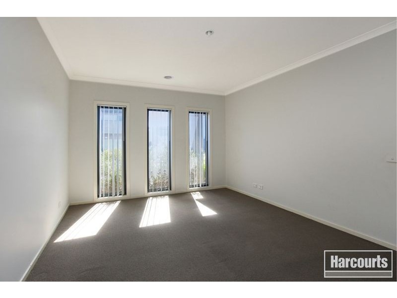 33 Edgeware Close, Pakenham VIC 3810