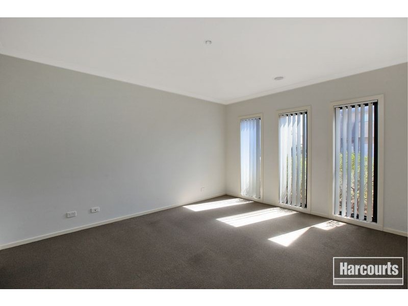 33 Edgeware Close, Pakenham VIC 3810