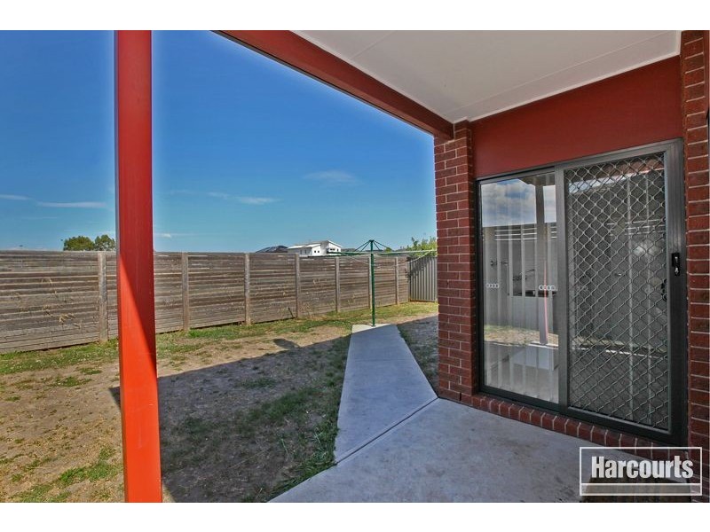 33 Edgeware Close, Pakenham VIC 3810