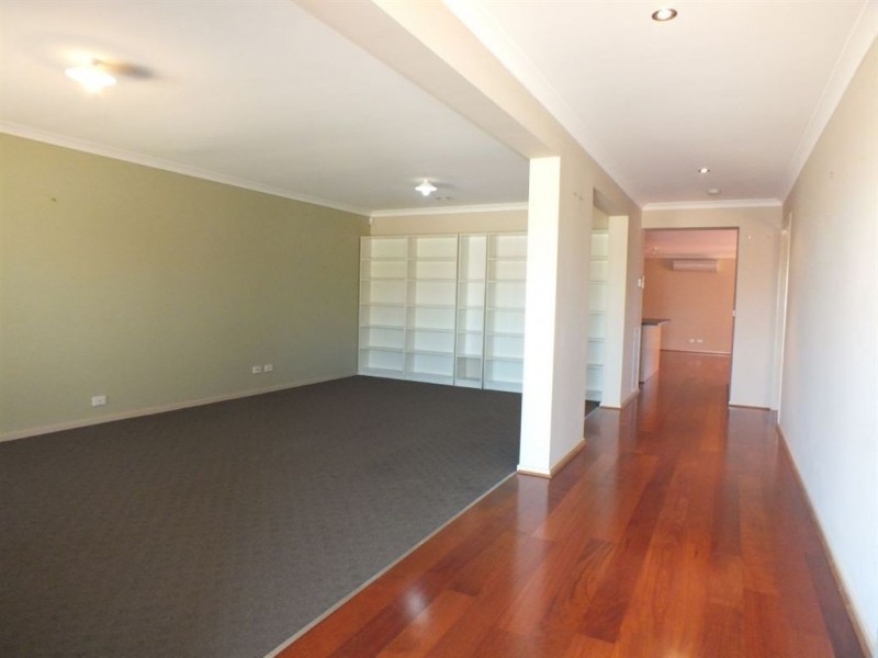 16 Blackwood Drive, Pakenham VIC 3810