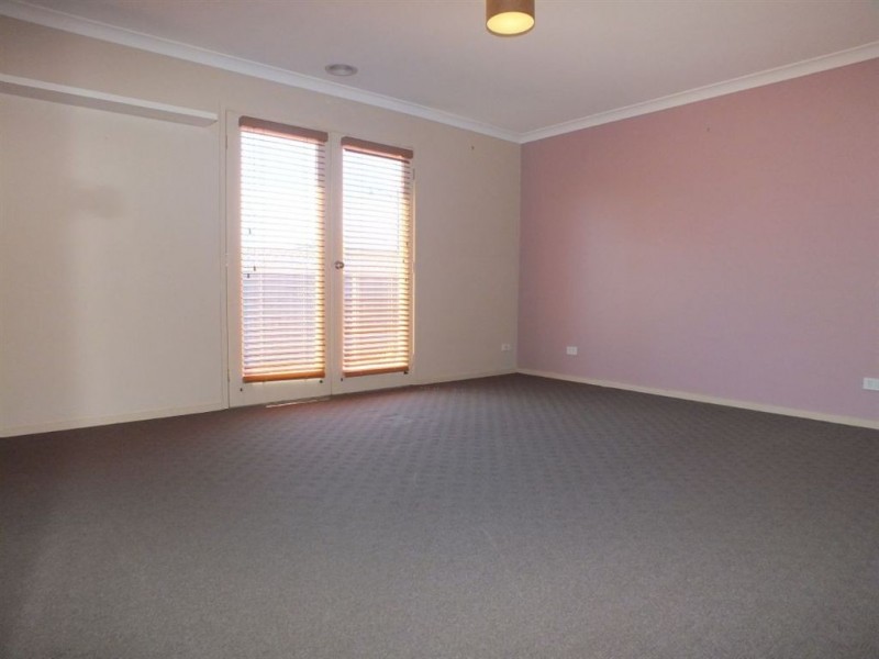 16 Blackwood Drive, Pakenham VIC 3810