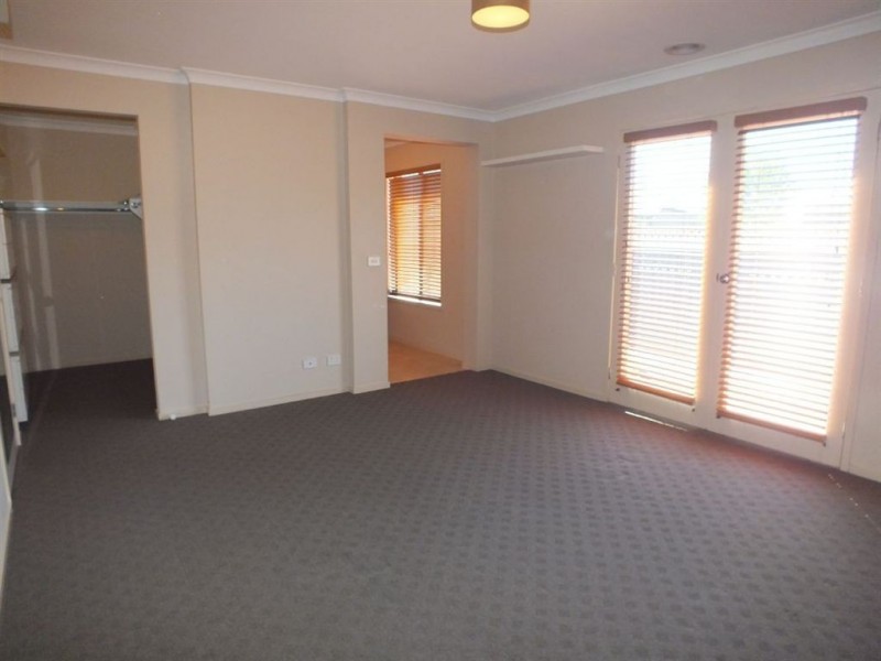 16 Blackwood Drive, Pakenham VIC 3810