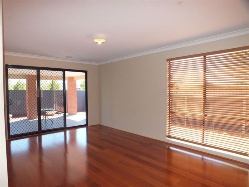 16 Blackwood Drive, Pakenham VIC 3810