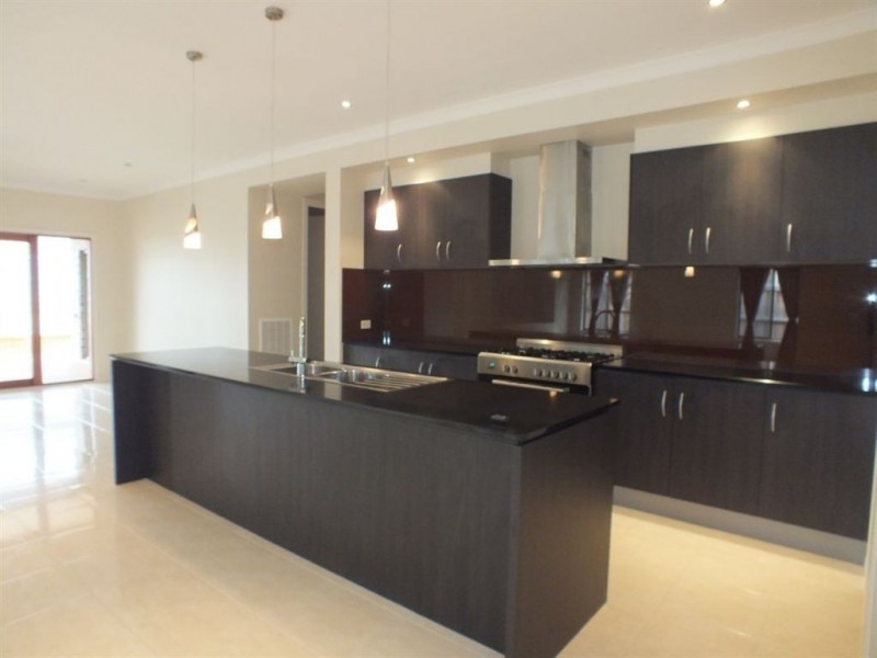 28 McGarvie Crescent, Pakenham VIC 3810