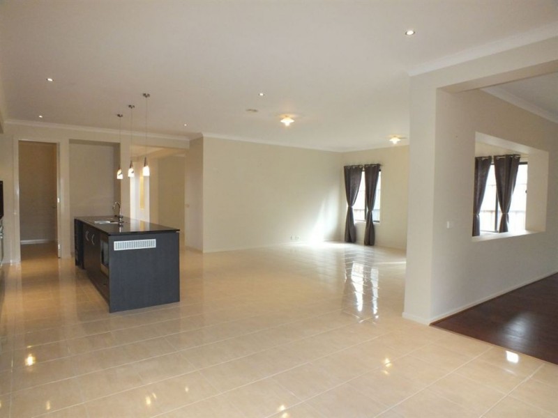 28 McGarvie Crescent, Pakenham VIC 3810