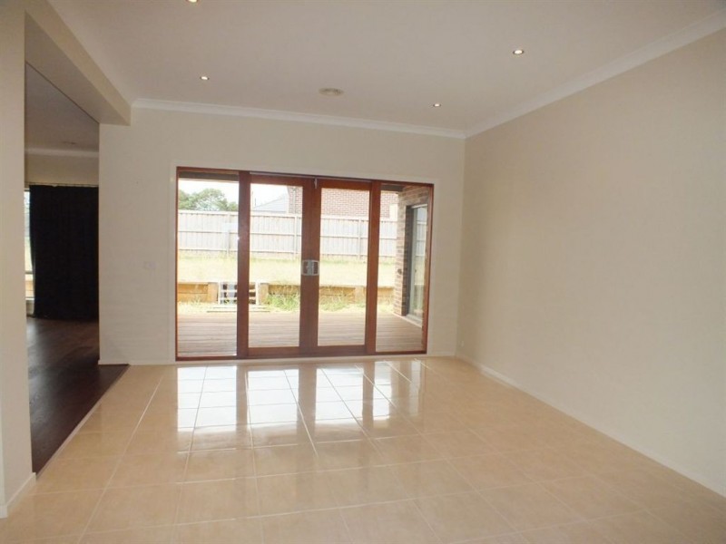 28 McGarvie Crescent, Pakenham VIC 3810