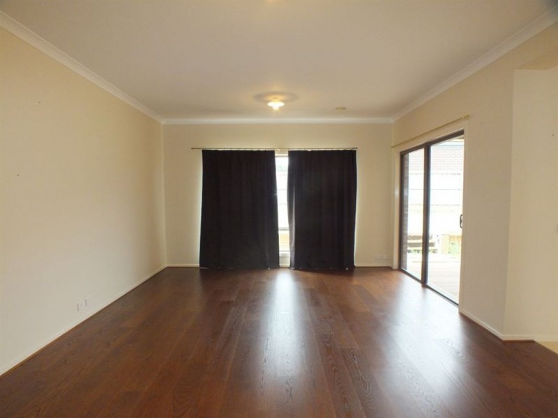 28 McGarvie Crescent, Pakenham VIC 3810