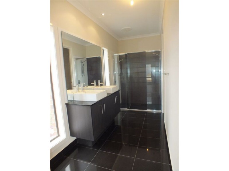 28 McGarvie Crescent, Pakenham VIC 3810