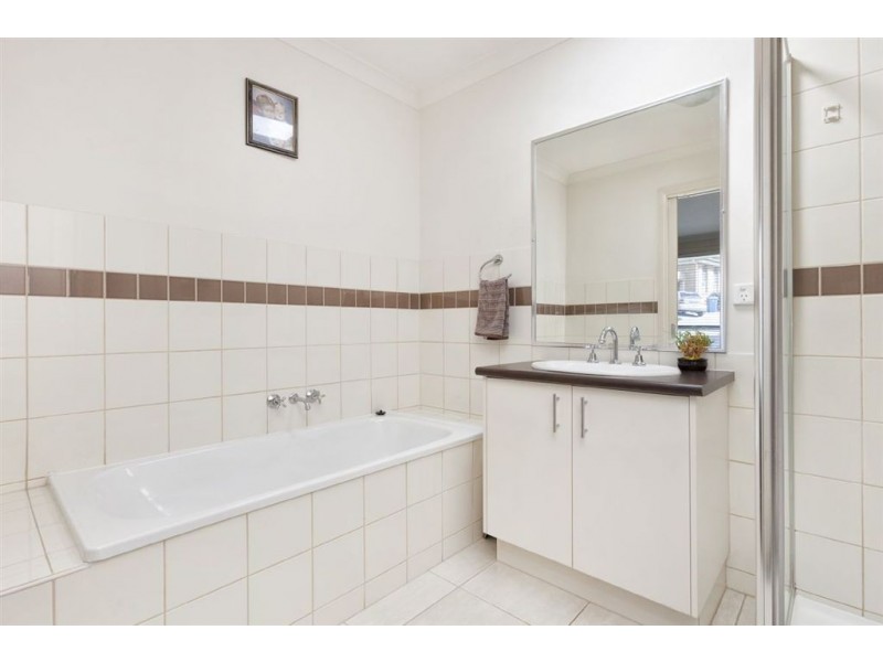 6/79 Strathavan Drive, Berwick VIC 3806