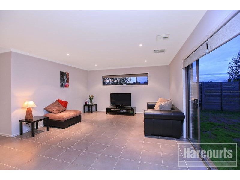 31 Edgeware Close, Pakenham VIC 3810