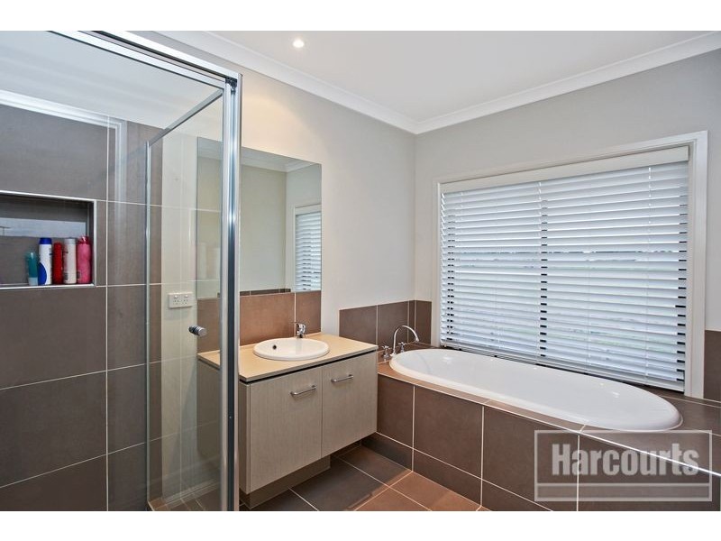 31 Edgeware Close, Pakenham VIC 3810