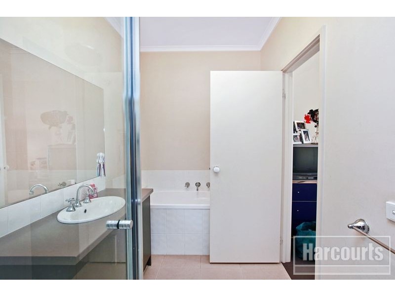 11/120 Ahern Road, Pakenham VIC 3810