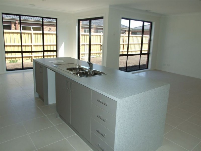 34 Honeyeater Way, Pakenham VIC 3810