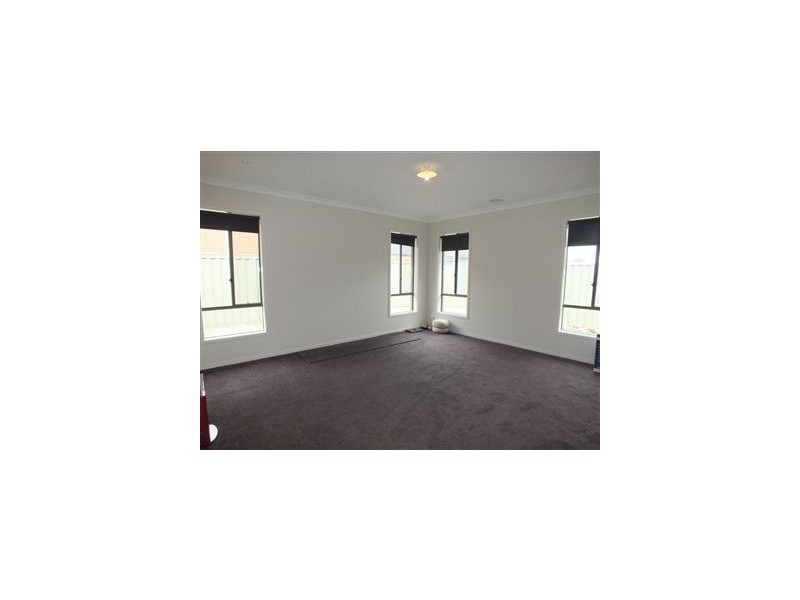 33 Cohens Way, Pakenham VIC 3810