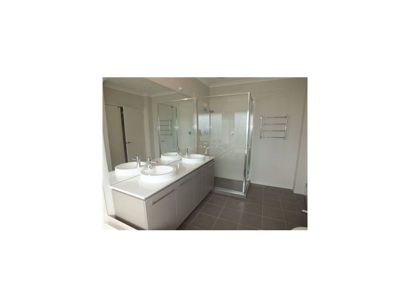 33 Cohens Way, Pakenham VIC 3810