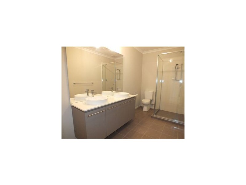 33 Cohens Way, Pakenham VIC 3810