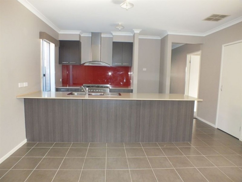 42 Everly Circuit, Pakenham VIC 3810