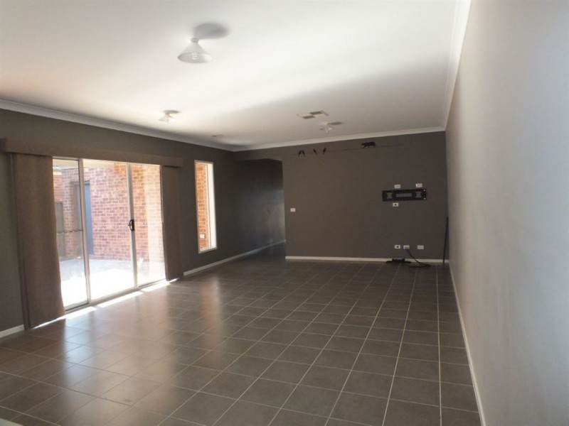 42 Everly Circuit, Pakenham VIC 3810