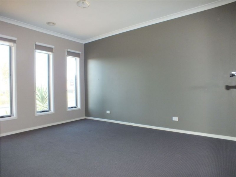 42 Everly Circuit, Pakenham VIC 3810