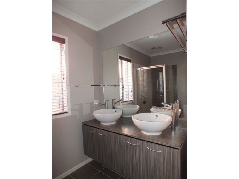 42 Everly Circuit, Pakenham VIC 3810