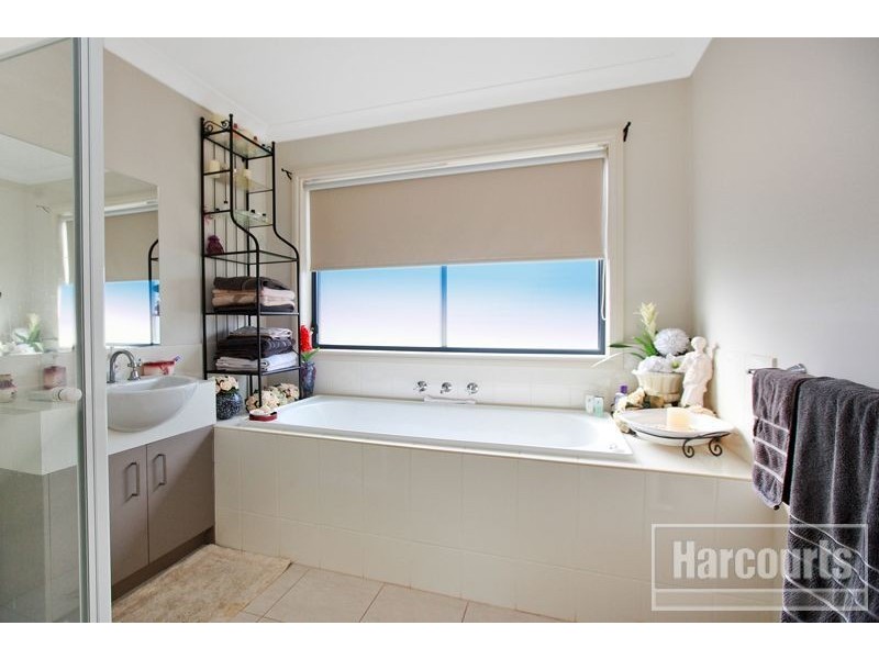 16 Ivory Drive, Pakenham VIC 3810