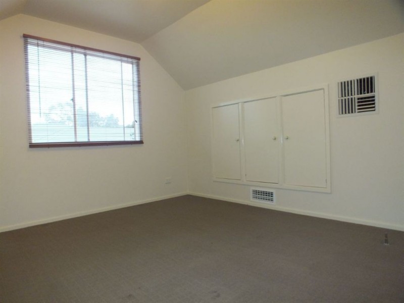 2 Sunnyside Drive, Berwick VIC 3806