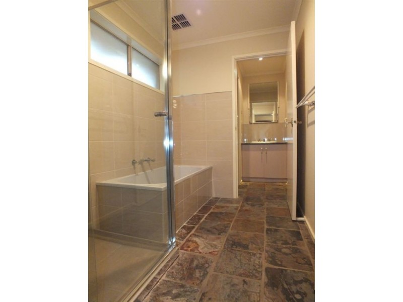 2 Sunnyside Drive, Berwick VIC 3806