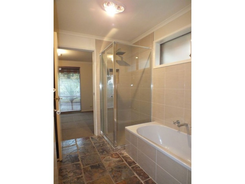 2 Sunnyside Drive, Berwick VIC 3806