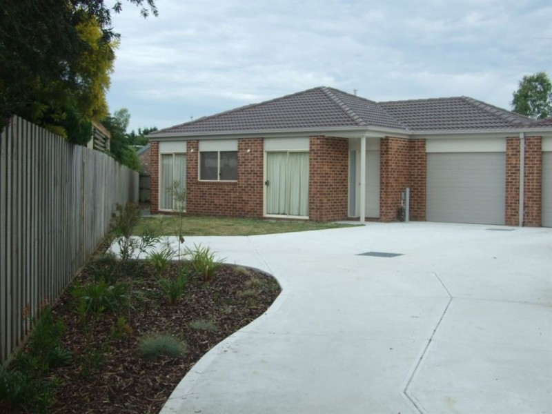 2/13 Lorraine Court, Pakenham VIC 3810