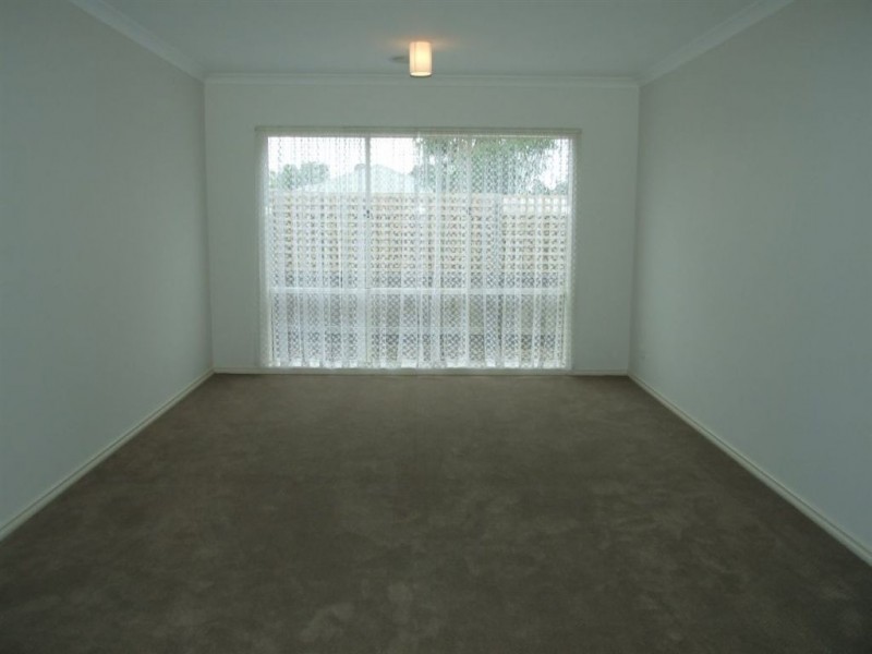 2/13 Lorraine Court, Pakenham VIC 3810