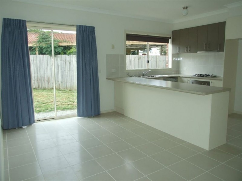 2/13 Lorraine Court, Pakenham VIC 3810